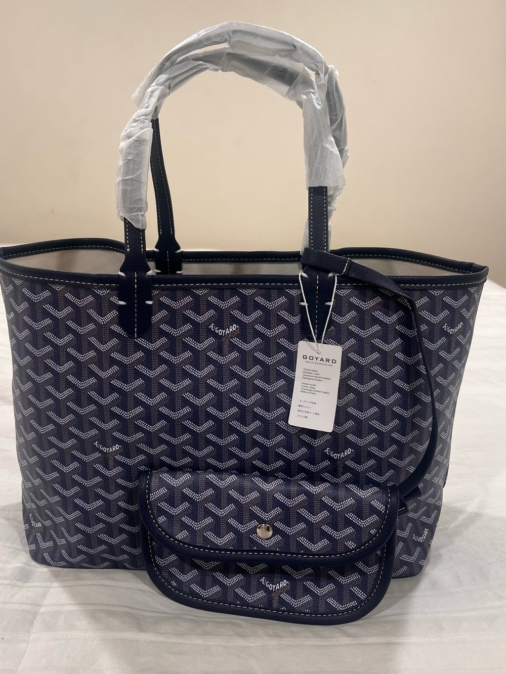Beautiful designer inspired navy blue tote bag with matching clutch bag. 😍